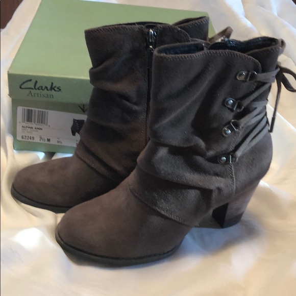 Clarks Shoes - Grey suede Clarks Boots Booties size 7.5M Like new